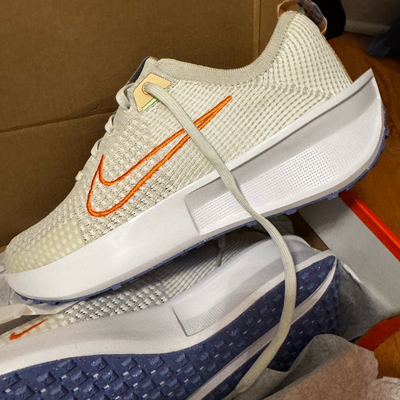 Nike Interact run Bone and bright mandarin Sneakers size 8.5 new in box - Picture 1 of 10